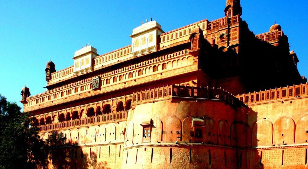 http://amitkarnani.com/single-category/junagarh-fort/